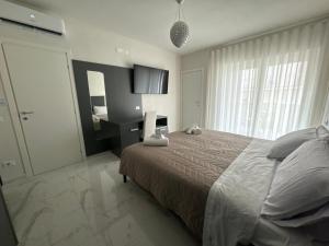 a bedroom with a bed and a desk with a computer at Casa MarFe in Grottaglie