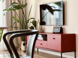 Televízia a/alebo spoločenská miestnosť v ubytovaní Art House