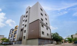 卡基纳达Treebo Sea Heights的一座有着立方体外观的高大白色建筑