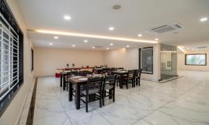 Treebo Sea Heights餐厅或其他用餐的地方