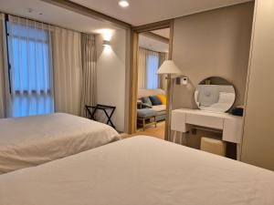 Postel nebo postele na pokoji v ubytování The solid residence - Elbon the stay by haeundae