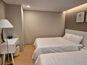 Postel nebo postele na pokoji v ubytování The solid residence - Elbon the stay by haeundae