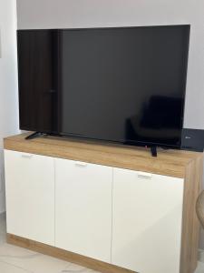 TV a/nebo společenská místnost v ubytování Era apartments posizione Milano-Bergamo-Monza