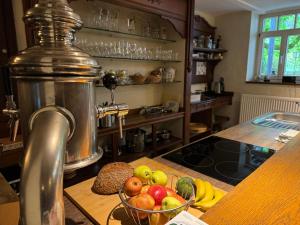 a kitchen with a bowl of fruit on a counter at Hinkelshof - als Ferienwohnung - Selbstversorgerküche & Aufenthaltsräume - Südeifel, Mullerthal, Vianden in Körperich
