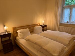 a bedroom with two beds with white sheets and a window at Hinkelshof - als Ferienwohnung - Selbstversorgerküche & Aufenthaltsräume - Südeifel, Mullerthal, Vianden in Körperich +31 photos