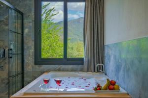 费特希耶Infinity Olive Villa的浴室里有两杯葡萄酒