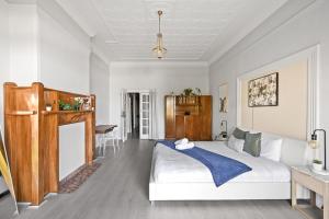 KillaraSpacious King Room - Nearby Stations & Stores - Shared Bathroom的一间卧室，里面有一张大床和一张桌子。