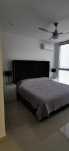 ein Schlafzimmer mit einem Bett und einem Deckenventilator in der Unterkunft Hermoso departamento para vacacionar in Mazatlán + 7 Fotos