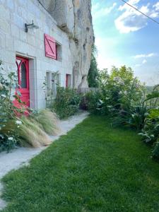 Vonkajšia záhrada v ubytovaní Gite des Perreyeurs - maison troglodyte avec vue sur Loire