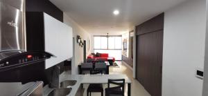 eine Küche und ein Wohnzimmer mit Tisch und Stühlen in der Unterkunft Hermoso departamento para vacacionar in Mazatlán