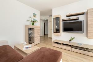 TV a/nebo společenská místnost v ubytování Jasny Apartament w Gdyni z Parkingiem by Rent like home + 25 fotografií