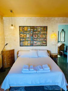 a bedroom with a bed with two towels on it at Carmen Guillemot in Alcanar