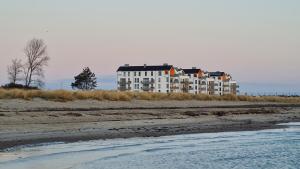 un edificio sulla spiaggia vicino all'acqua di DEIN Ostseeblick a Kappeln