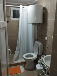 Ένα μπάνιο στο Milica Soba 1