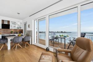 una cucina e un soggiorno con vista sull'oceano di DEIN Ostseeblick a Kappeln