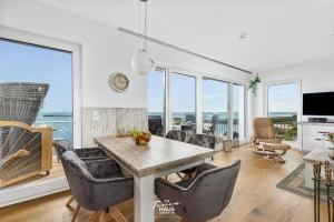 un soggiorno con tavolo e sedie di DEIN Ostseeblick a Kappeln