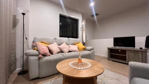 Μια τηλεόραση ή/και κέντρο ψυχαγωγίας στο New 3 Bedroom Town House on Clyde