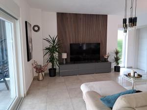 TV a/nebo společenská místnost v ubytování Vila Petra with sea view