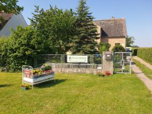 StehlaPension Weitblick的草丛中花篮的花园