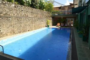 Baseinas apgyvendinimo įstaigoje Pub Ceylon Hostel arba netoliese