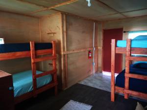 Palanda nebo palandy na pokoji v ubytování Open Gate Hostel Hawaii