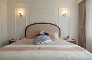 Postel nebo postele na pokoji v ubytování Eastern Hub - Bund Branch French Romantic 3BR Apt with City View, Close to the Bund and Xintiandi, with French Windows