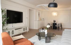 TV a/nebo společenská místnost v ubytování Eastern Hub - Bund Branch French Romantic 3BR Apt with City View, Close to the Bund and Xintiandi, with French Windows