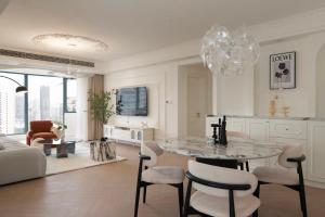 Posezení v ubytování Eastern Hub - Bund Branch French Romantic 3BR Apt with City View, Close to the Bund and Xintiandi, with French Windows