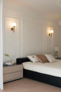 Postel nebo postele na pokoji v ubytování Eastern Hub - Bund Branch French Romantic 3BR Apt with City View, Close to the Bund and Xintiandi, with French Windows