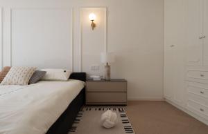 Postel nebo postele na pokoji v ubytování Eastern Hub - Bund Branch French Romantic 3BR Apt with City View, Close to the Bund and Xintiandi, with French Windows