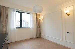 Fotografie z fotogalerie ubytování Eastern Hub - Bund Branch French Romantic 3BR Apt with City View, Close to the Bund and Xintiandi, with French Windows v Šanghaji