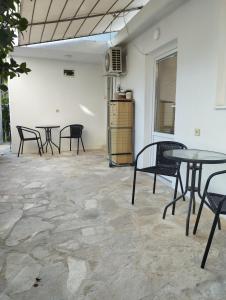 un grupo de mesas y sillas en una habitación en Milica Soba sa kupatilom 2, en Petrovac na Moru