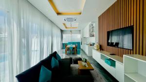 Μια τηλεόραση ή/και κέντρο ψυχαγωγίας στο Kamala Garden View Villas by Aladdin