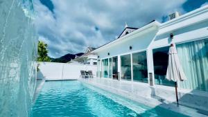 Πισίνα στο ή κοντά στο Kamala Garden View Villas by Aladdin