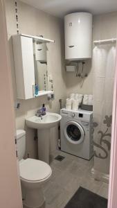 ヘルツェグ・ノヴィにあるApartments Ukiのトイレと洗濯機を備えたバスルーム