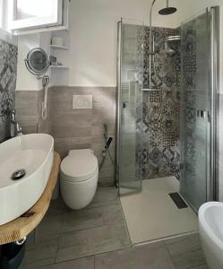 un bagno con doccia, WC e lavandino di MiniLOFT con Piscina Lago di Como Lecco a Galbiate