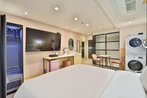 Rubato Hotel Ulsan Junggu的电视和/或娱乐中心