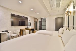 Rubato Hotel Ulsan Junggu的电视和/或娱乐中心