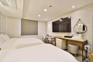 Rubato Hotel Ulsan Junggu客房内的一张或多张床位
