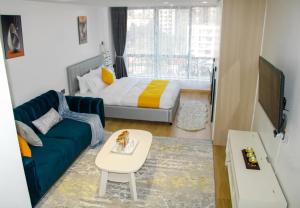 a living room with a couch and a bed at Executive Studio Apartment in Kilimani, Nairobi in Nairobi