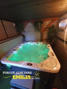 eine große Whirlpool-Badewanne in einem Zimmer in der Unterkunft Pokoje Gościnne Emilia Międzywodzie in Międzywodzie