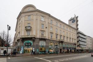 ein großes Gebäude an der Ecke einer Straße in der Unterkunft Stunning 5 BR Apartment by The Lakes in Kopenhagen