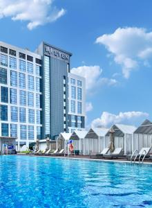 Bazén v ubytování EVEN Hotel Zhongshan City Center by IHG nebo v jeho okolí