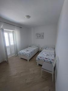 Postel nebo postele na pokoji v ubytování Apartmani Marija Mljet