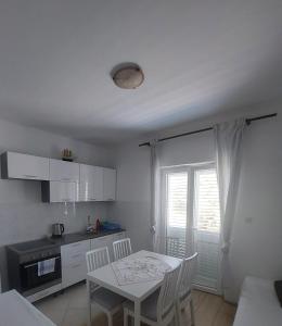 Kuchyň nebo kuchyňský kout v ubytování Apartmani Marija Mljet