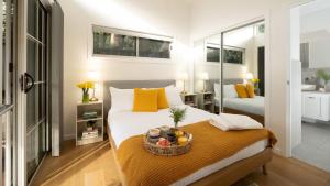 ein Schlafzimmer mit einem Bett und einem Korb darauf in der Unterkunft Sunshine Cottage in Culburra Beach