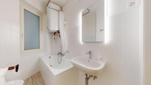 A bathroom at Charming flat in the heart of Sierre