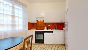 Kuchyň nebo kuchyňský kout v ubytování Charming flat in the heart of Sierre + 15 fotografií