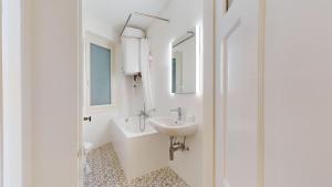A bathroom at Charming flat in the heart of Sierre
