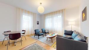 A seating area at Charming flat in the heart of Sierre